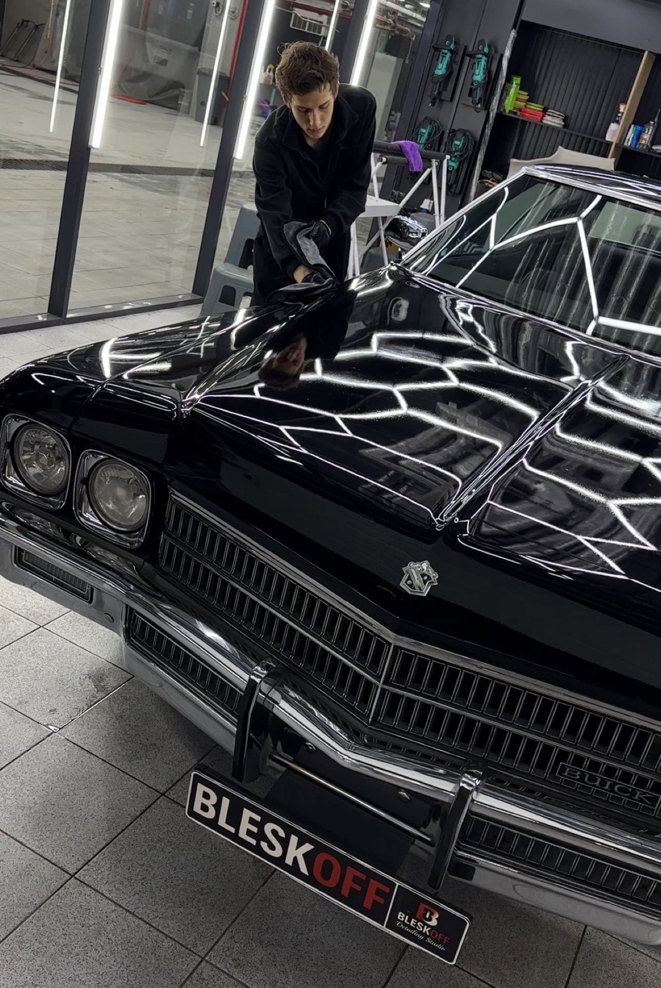 Мастер полирует классический Buick в BleskOFF