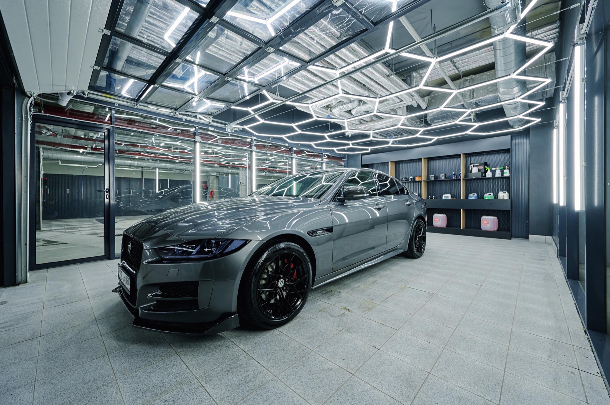 Jaguar в подготовленной детейлинг-студии BleskOFF