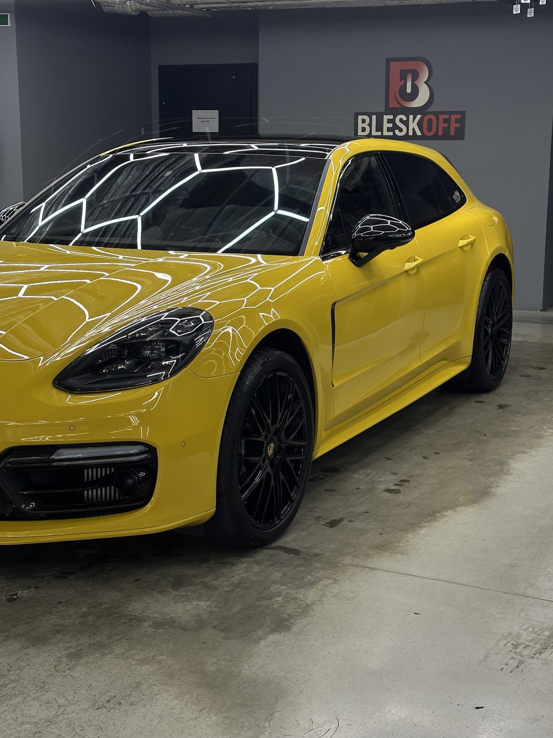 Жёлтый Porsche после детейлинга в BleskOFF
